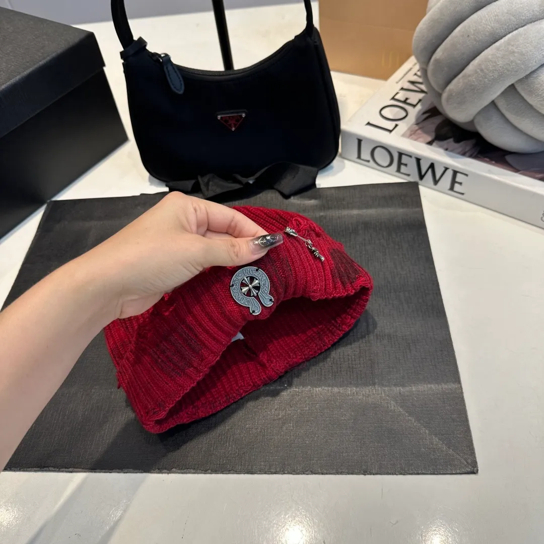 P60 Crow Heart Autumn and Winter Wool Knitted Beanie This must be the favorite of minimalism. It is clean, neat, fashionable and versatile, and will definitely not be picky about your face shape! A fashionable classic that lasts forever! Fashionable black and white can be purchased together